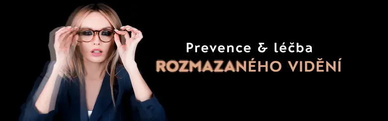 Žena upravuje brýle na černém pozadí s českým nápisem.