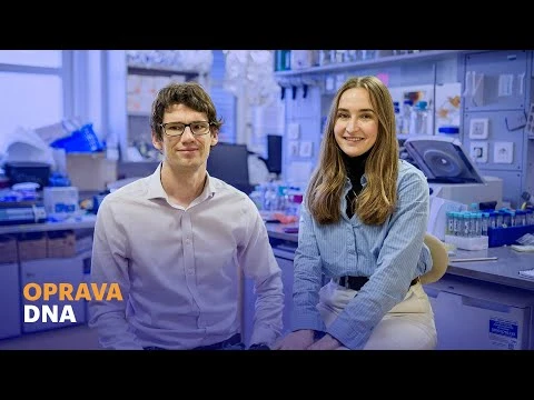Dva lidé v laboratoři před kamerou pro článek o acetaldehydu.
