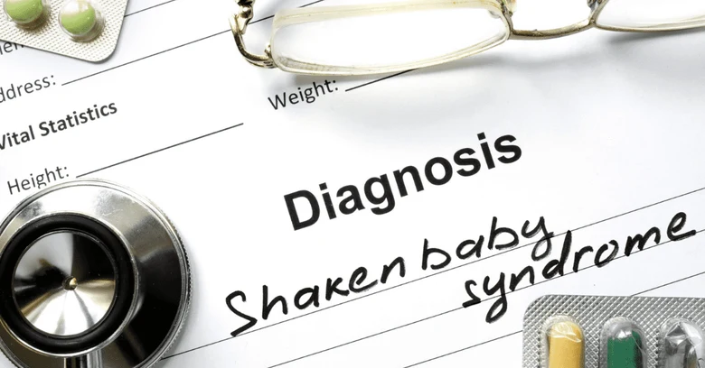 Lékařský formulář s diagnózou syndromu třeseného dítěte, steteskopem a léky.
