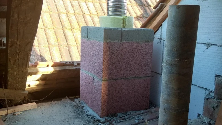 Instalace vložky do komína s izolací pod střechou