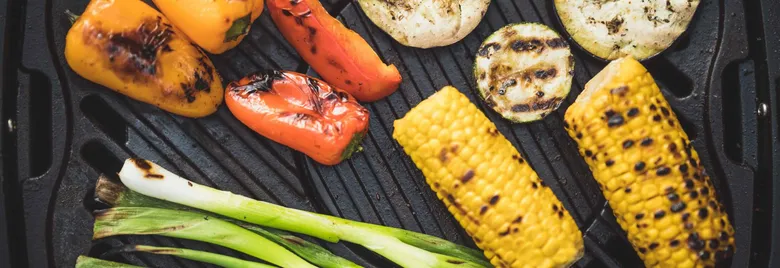 Grilovaná zelenina: papriky, kukurice, cibule na grilu