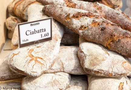 Kusky italského chleba Ciabatta s popiskem v angličtině.