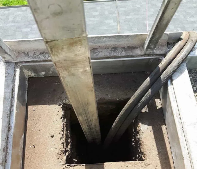 Díra pro vložení komínu po frézování betonu