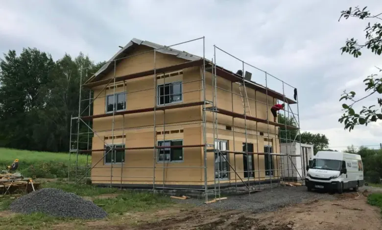 Rodinný dům v stavbě s opěrným schodištěm a pracovníkem.