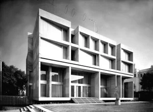Fotografie fasády moderní budovy architekta Jana Bočana.