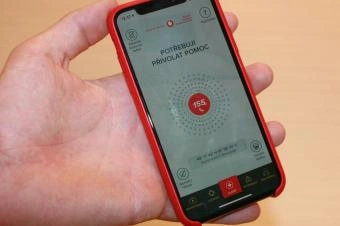 Ruka drží telefon s aplikací první pomoci při tonutí.