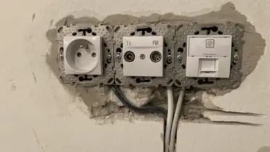 Instalace elektrických zásuvek s viditelným vedením v zdi.