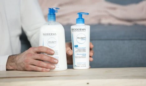 Dvě lahvičky péče o pleť značky Bioderma na stole.