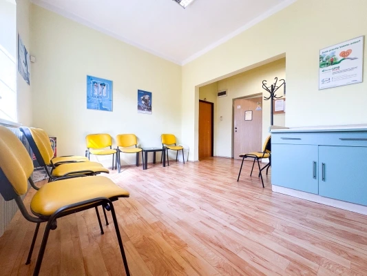 Vnitřek čekárny v ordinaci s žlutými křesly.