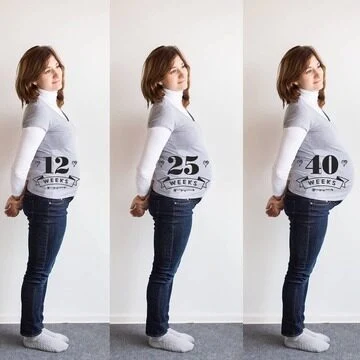 Těhotná žena ukazuje růst břicha od 12 do 40 týdnů v triku.